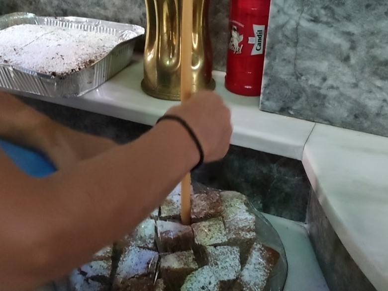 מריה נועצת נר בעוגה, בהתאם למסורת