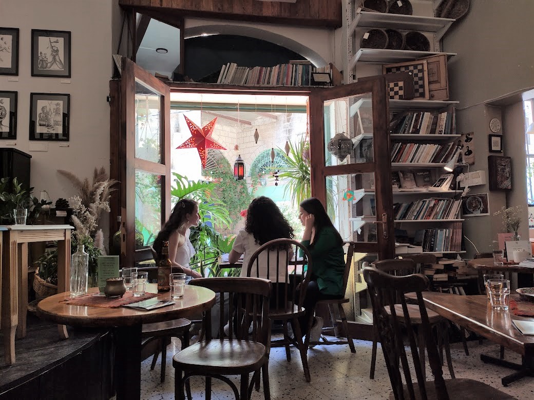 שלוש נערות בבית הקפה הקהילתי-תרבותי