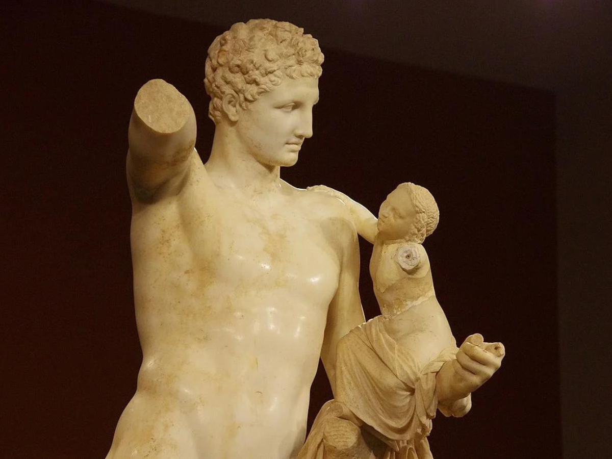 פרקסיטלס הרמס מחזיק את דיוניסוס התינוק